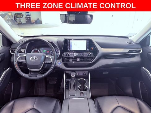 Used 2022 Toyota Highlander XLE AWD/4WD image 11
