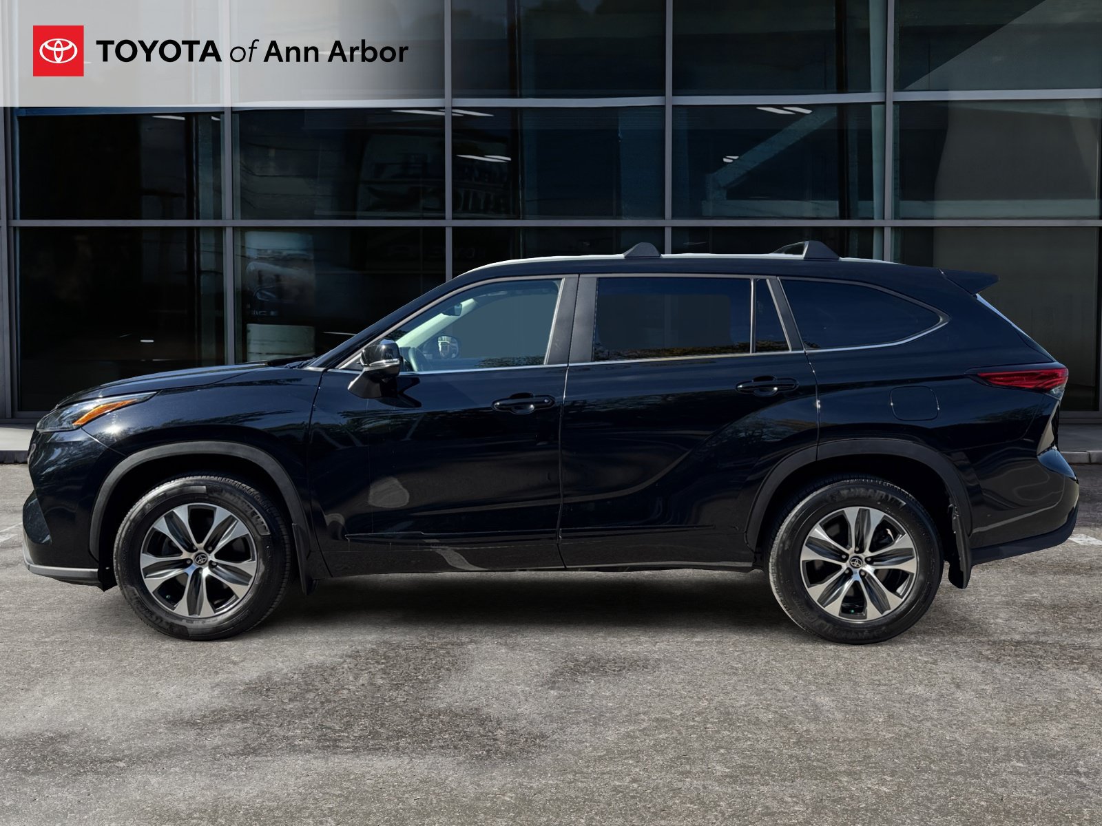 Used 2023 Toyota Highlander XLE AWD/4WD image 10