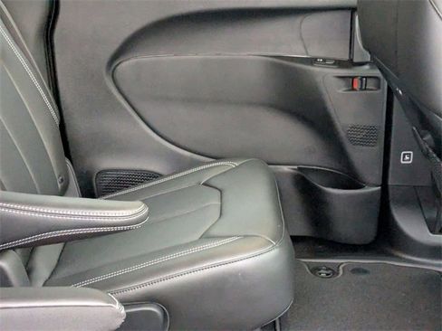 New 2026 Chrysler Pacifica Select image 32