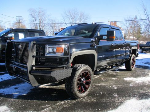 Used 2017 GMC Sierra 2500 SLE w/ SLE Preferred Package image 2