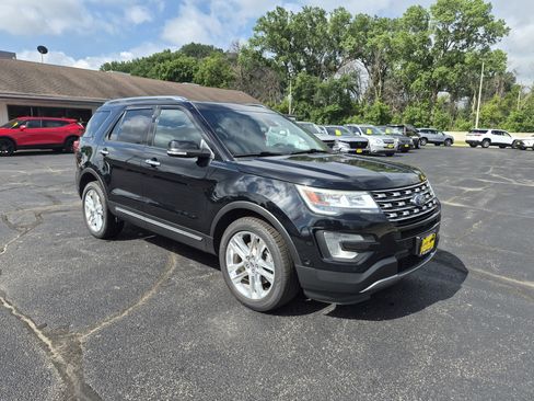 Used 2017 Ford Explorer Limited w/ Equipment Group 301A AWD/4WD image 2