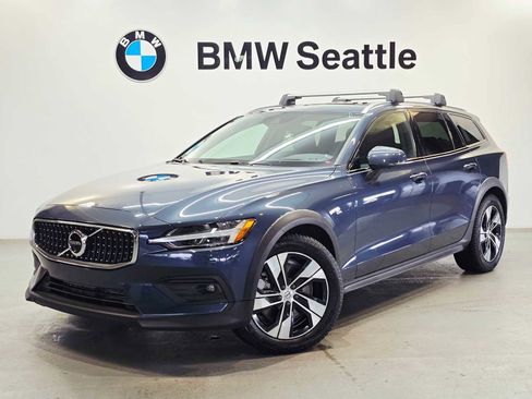 Used 2022 Volvo V60 T5 Cross Country image 1