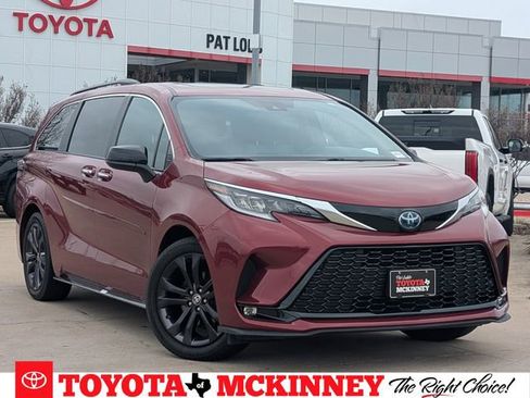 Used 2022 Toyota Sienna XSE image 1
