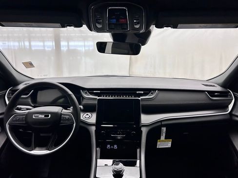 New 2025 Jeep Grand Cherokee 4WD image 25