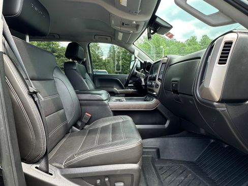 Used 2018 GMC Sierra 2500 Denali w/ Duramax Plus Package AWD/4WD image 16