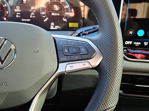 New 2026 Volkswagen Tiguan SE R-Line image 18