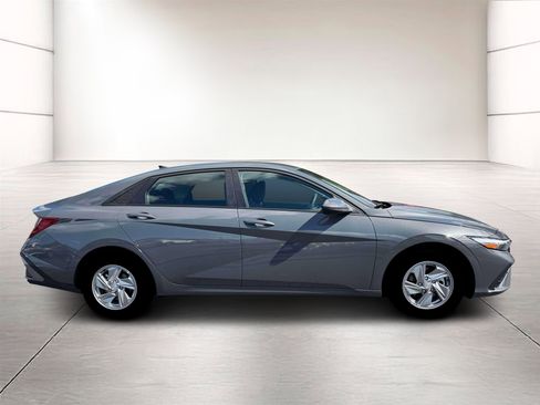 New 2026 Hyundai Elantra SE image 9