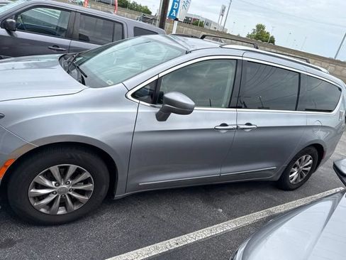 Used 2018 Chrysler Pacifica Touring-L FWD image 3