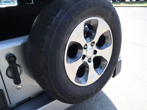 Used 2017 Jeep Wrangler Unlimited Sahara AWD/4WD image 55