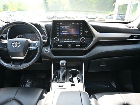 Used 2022 Toyota Highlander XLE AWD/4WD image 10