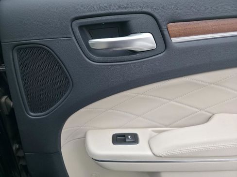 Used 2016 Chrysler 300 C Platinum w/ Safetytec Plus Group image 16