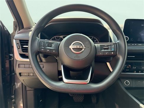 Used 2023 Nissan Rogue SV image 11