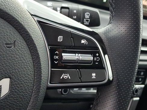 Certified 2025 Kia Seltos SX w/ SX Sunroof Package image 23