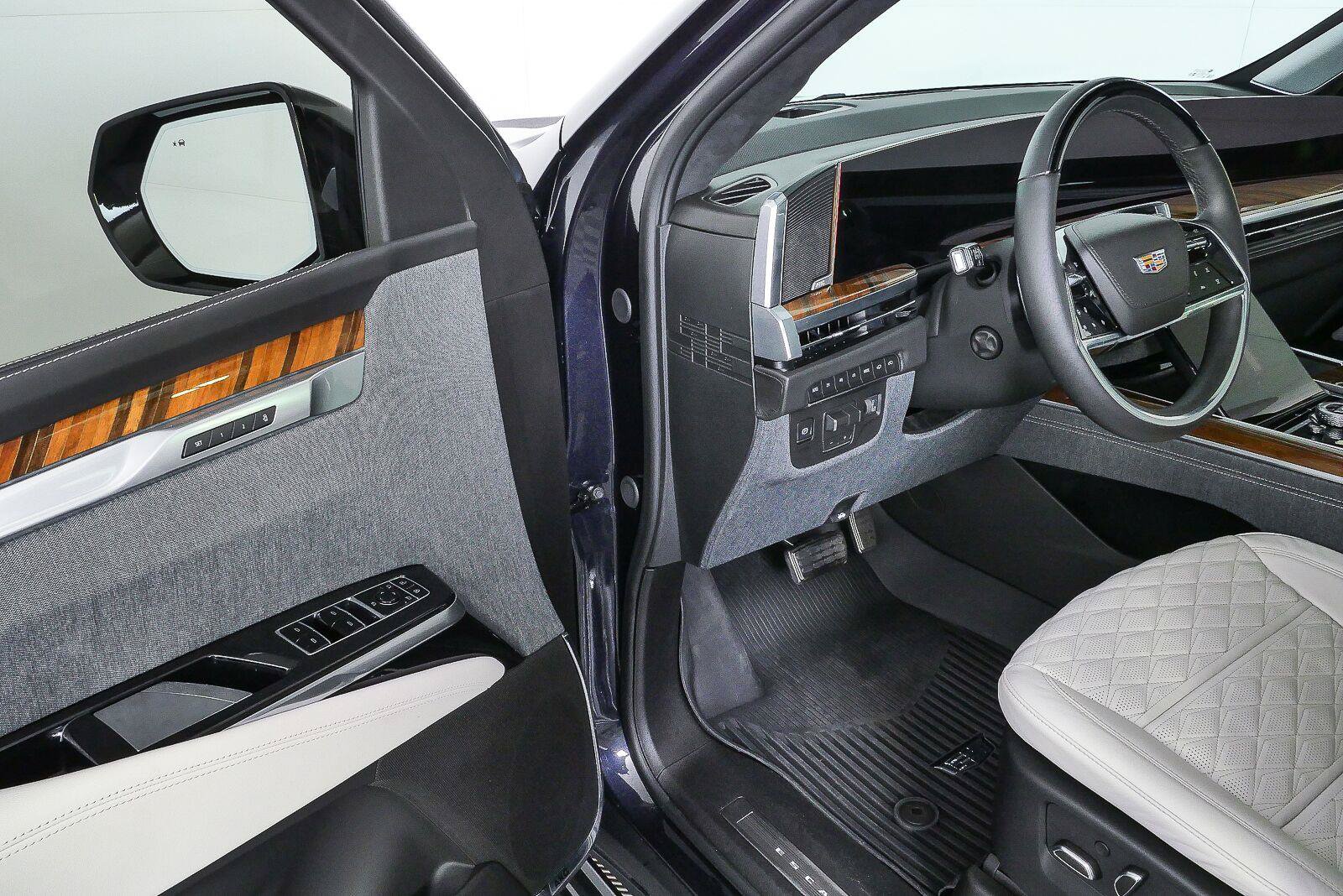 Used 2026 Cadillac Escalade ESV Platinum Sport w/ LPO, ONYX Package AWD/4WD image 8