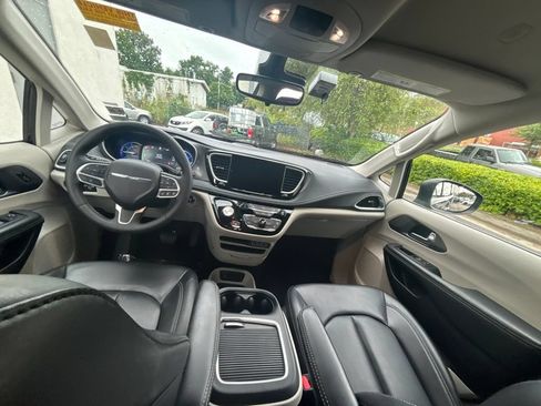 Used 2023 Chrysler Pacifica Touring-L FWD image 17
