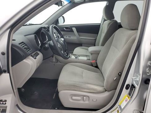 Used 2013 Toyota Highlander Plus FWD image 16