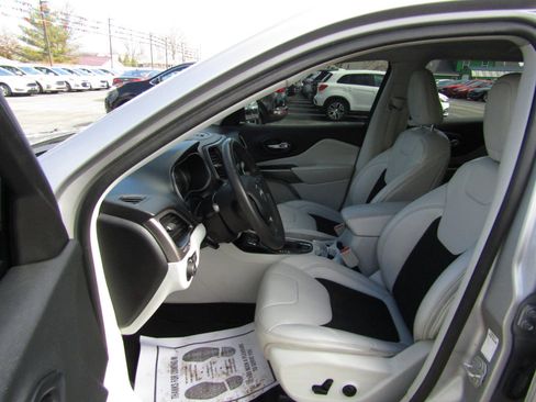 Used 2020 Jeep Cherokee Latitude Plus image 17