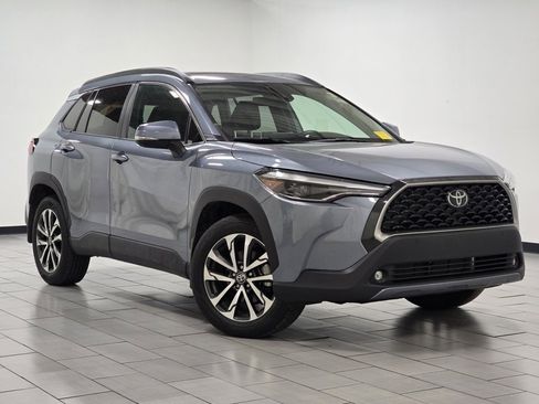 Used 2022 Toyota Corolla Cross XLE image 2