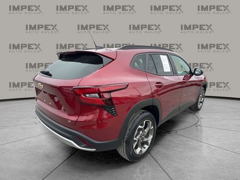 Used 2025 Chevrolet Trax LT w/ LT Convenience Package image 5