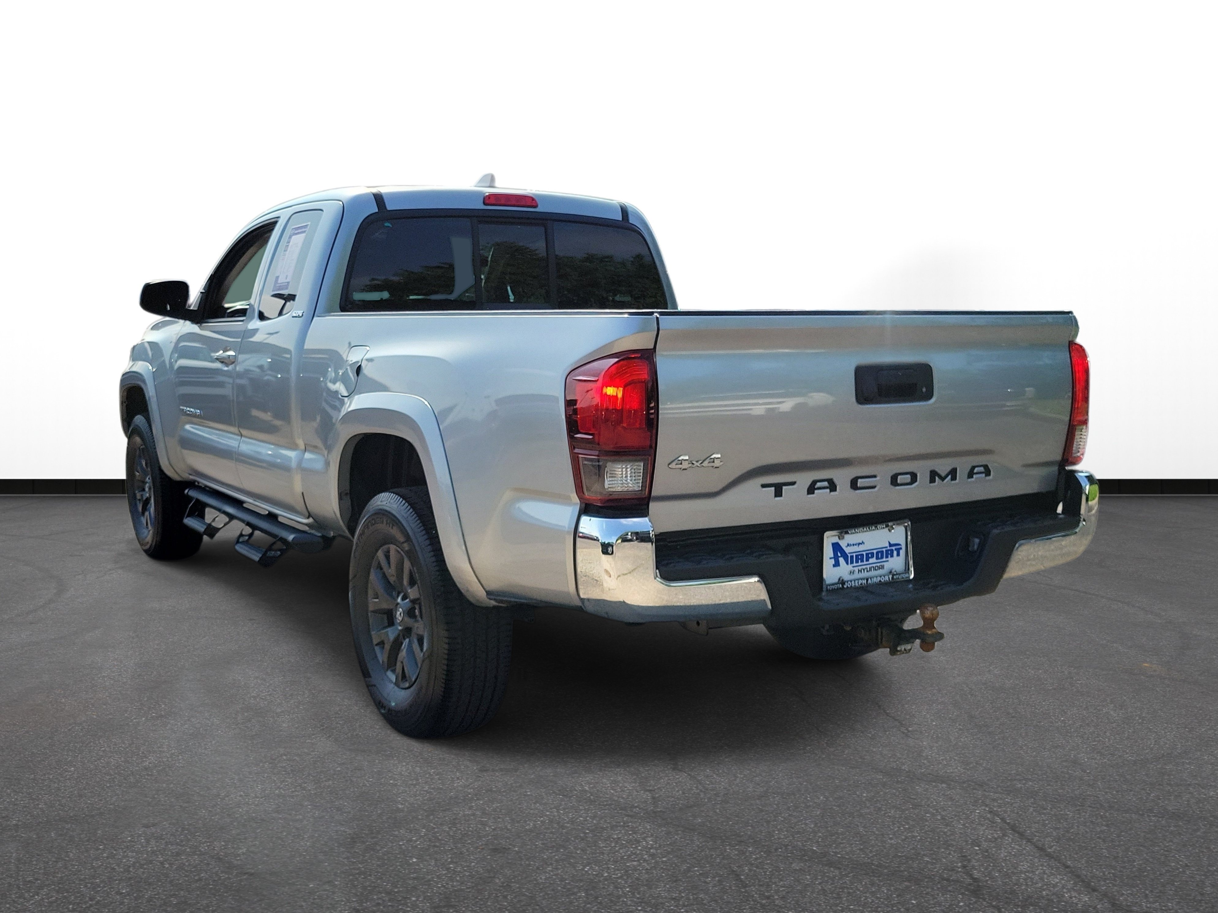 Used 2022 Toyota Tacoma SR5 w/ SR5 Appearance Package (SM) AWD/4WD image 3