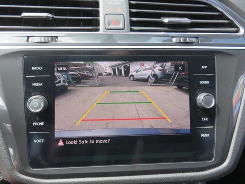 Used 2020 Volkswagen Tiguan SE image 17