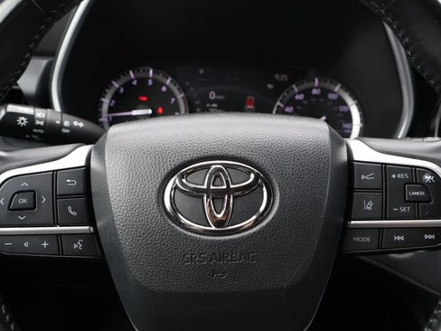 Used 2022 Toyota Highlander XSE FWD image 16