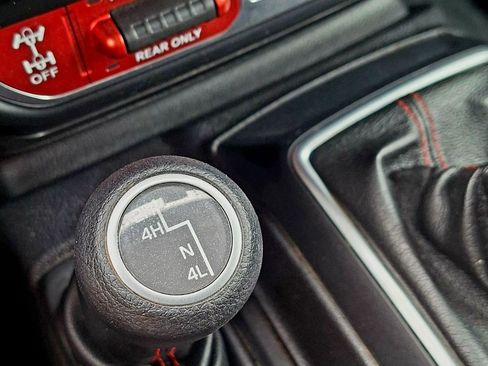 Used 2018 Jeep Wrangler Unlimited Rubicon AWD/4WD image 18