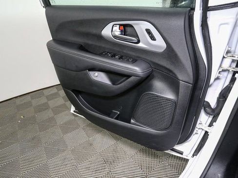 Used 2024 Chrysler Pacifica Select image 38