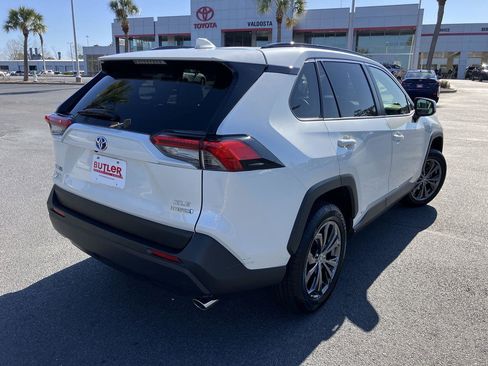 Used 2022 Toyota RAV4 XLE Premium image 5