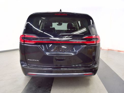 Used 2023 Chrysler Pacifica Touring-L FWD image 7