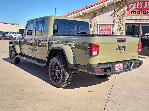 Used 2025 Jeep Gladiator Sport image 2
