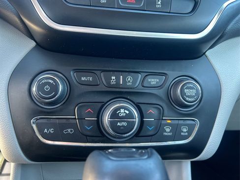 Used 2021 Jeep Cherokee Latitude Lux w/ Comfort/Convenience Group image 40