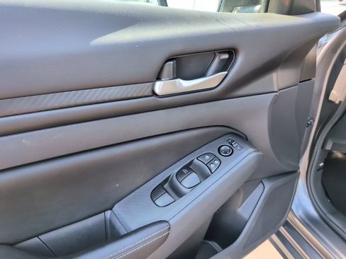 Used 2025 Nissan Altima 2.5 SV FWD image 17