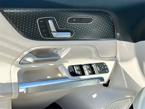 Used 2025 Mercedes-Benz GLB 250 image 19
