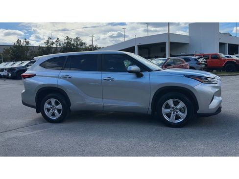 Used 2023 Toyota Highlander LE image 2