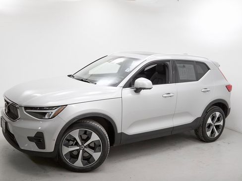 Used 2023 Volvo XC40 B5 Ultimate w/ Protection Package Premier image 3