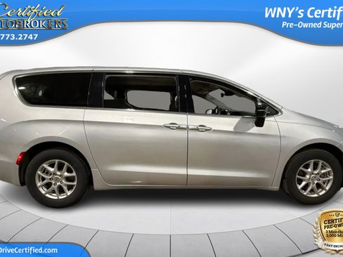Used 2024 Chrysler Pacifica Touring-L FWD image 4