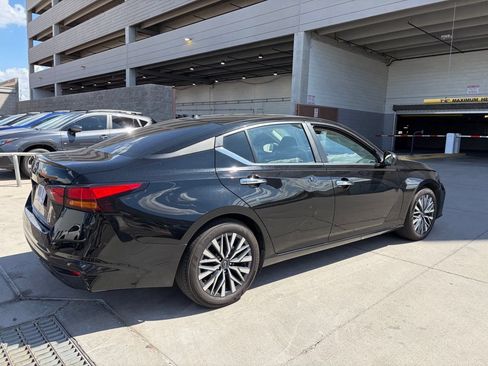 Used 2025 Nissan Altima 2.5 SV FWD image 2