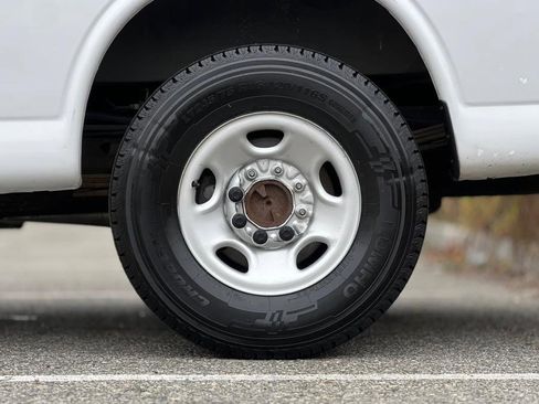 Used 2018 Chevrolet Express 2500 image 34