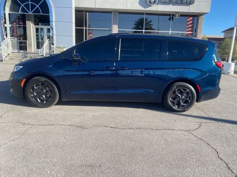 Used 2021 Chrysler Pacifica Touring w/ Uconnect Theater Family Group image 9