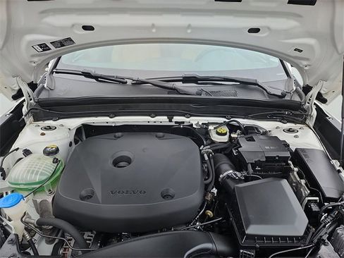 Used 2020 Volvo XC40 T5 Momentum w/ Protection Package Premier image 35