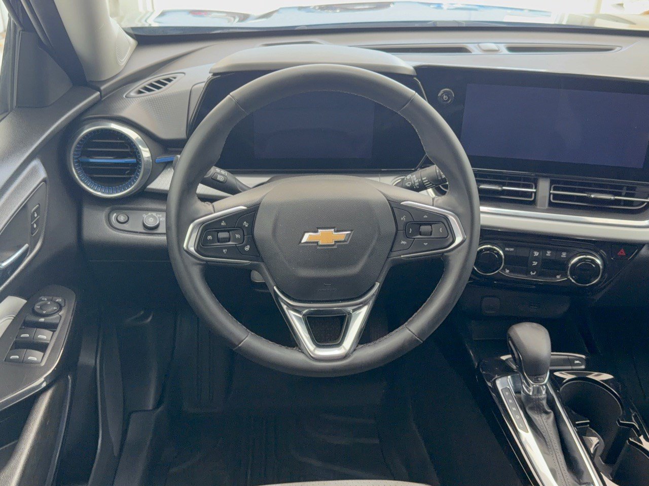 Used 2025 Chevrolet Trax LT w/ LT Convenience Package FWD image 10