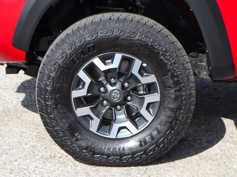 Used 2023 Toyota Tacoma TRD Off-Road w/ Advanced Technology Package AWD/4WD image 38