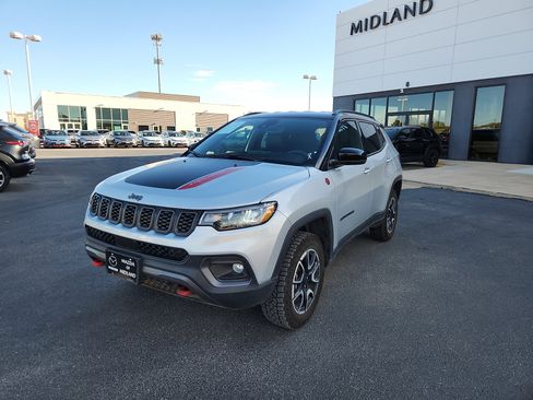 Used 2024 Jeep Compass Trailhawk image 3