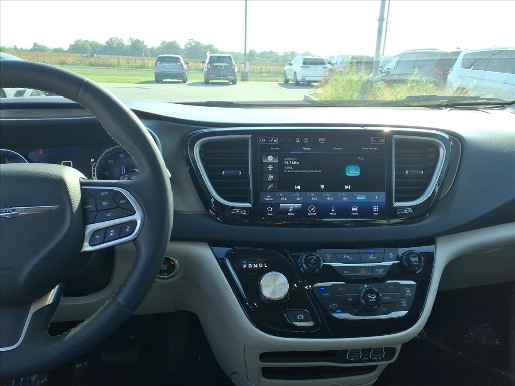 Used 2023 Chrysler Pacifica Touring-L FWD image 7