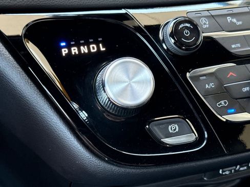 Used 2025 Chrysler Pacifica Select FWD image 24