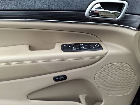 Certified 2019 Jeep Grand Cherokee Limited w/ Luxury Group II image 13