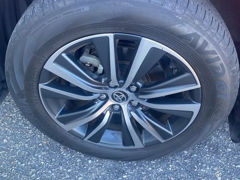 Used 2023 Toyota Venza LE image 6