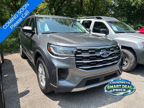Used 2025 Ford Explorer Active AWD/4WD image 3