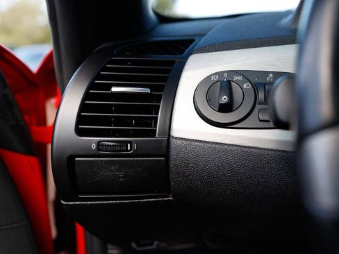 Used 2005 BMW Z4 2.5i image 39